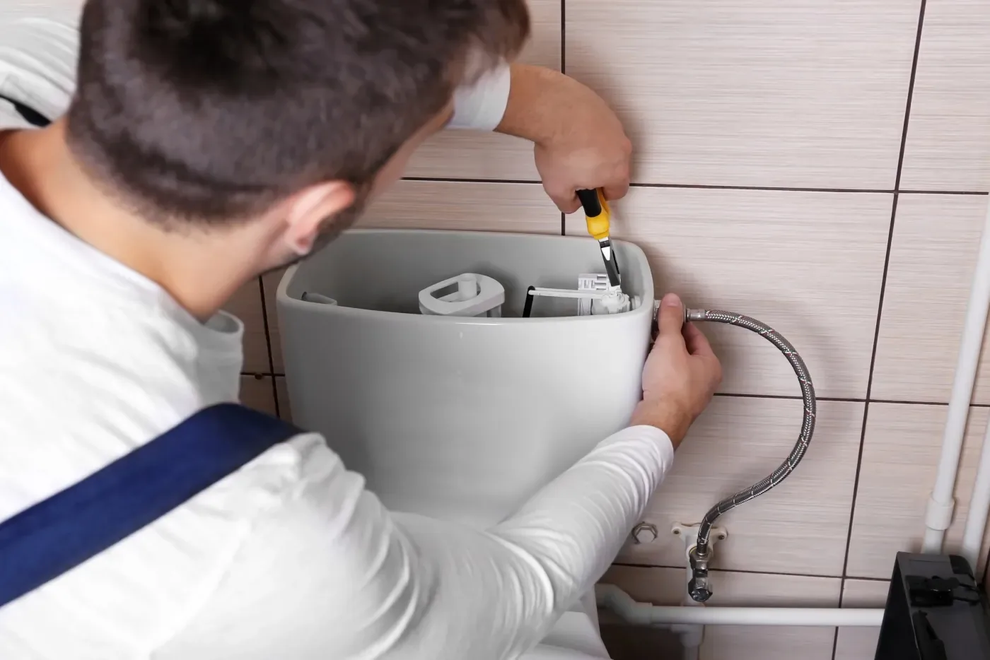 Dégorgement d'un mécanisme de WC lors d'un débouchage à Vigneux-sur-Seine